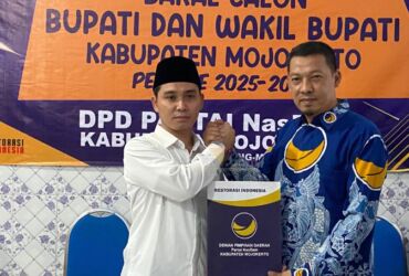 Bakal calon Bupati Mojokerto Muhammad Al Barra bersama ketua DPD Nasdem H Suwandy Firdaus.(Blok-a.com/Syahrul Wijaya)