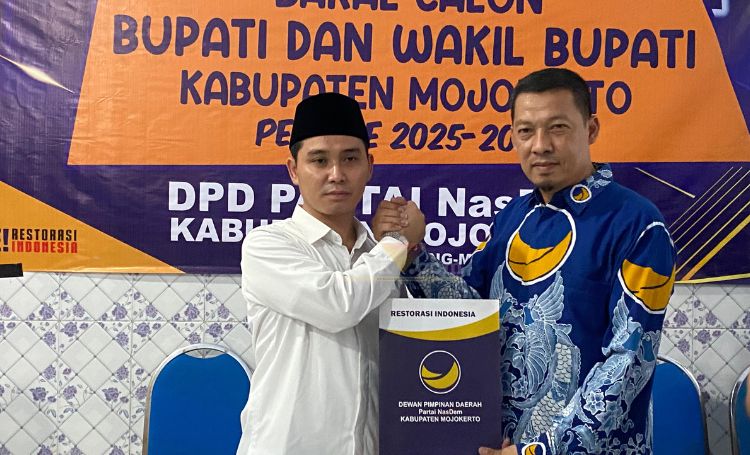 Bakal calon Bupati Mojokerto Muhammad Al Barra bersama ketua DPD Nasdem H Suwandy Firdaus.(Blok-a.com/Syahrul Wijaya)