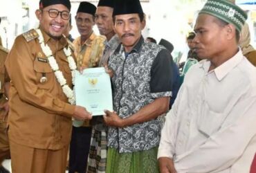 Bupati Sumenep menyerahkan Sertifikasi Hak Atas Tanah (SEHAT) Nelayan 2024.