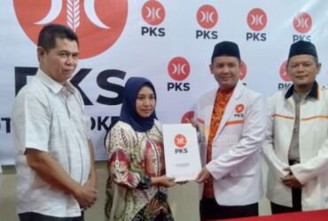 Penyerahan berkas pendaftaran bakal calon Wali Kota Mojokerto Ning Ita ke kantor DPD PKS.(Blok-a.com/Syahrul Wijaya)