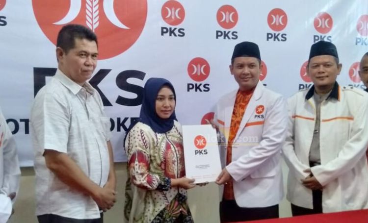 Penyerahan berkas pendaftaran bakal calon Wali Kota Mojokerto Ning Ita ke kantor DPD PKS.(Blok-a.com/Syahrul Wijaya)