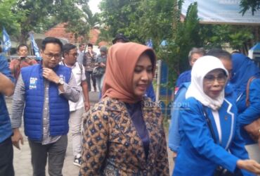 Ning Ita datangi kantor DPD PAN Kota Mojokerto untuk mendaftar bakal calon Wali Kota.(Blok-a.com/Syahrul Wijaya)