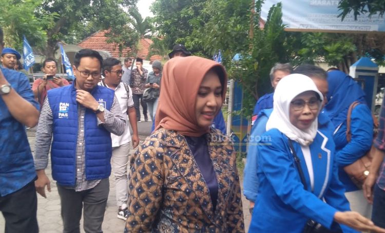 Ning Ita datangi kantor DPD PAN Kota Mojokerto untuk mendaftar bakal calon Wali Kota.(Blok-a.com/Syahrul Wijaya)