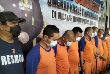 Pelaku pencurian mobil Honda jazz saat dirilis di Mapolres Jombang.(Blok-a.com/Syahrul Wijaya)