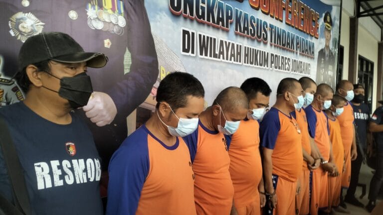 Pelaku pencurian mobil Honda jazz saat dirilis di Mapolres Jombang.(Blok-a.com/Syahrul Wijaya)