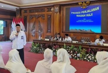 Kepala Kemenag Kota Mojokerto H. Abdul Rahman saat menjadi narasumber manasik haji massal.(Dokumen kemenag kota Mojokerto)