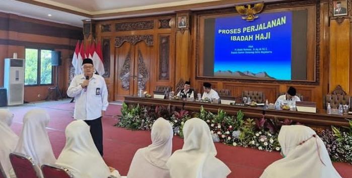 Kepala Kemenag Kota Mojokerto H. Abdul Rahman saat menjadi narasumber manasik haji massal.(Dokumen kemenag kota Mojokerto)