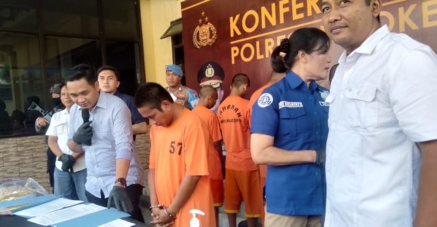 Pelaku penjambretan yang diamankan di Polres Mojokerto.(Blok-a.com/Syahrul Wijaya)