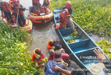 Pencarian korban tenggelam di sungai Brantas.(Blok-a.com/Syahrul Wijaya)