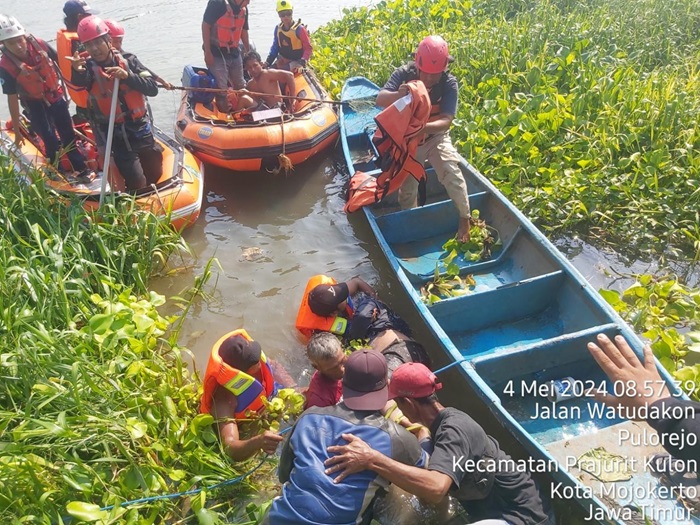 Pencarian korban tenggelam di sungai Brantas.(Blok-a.com/Syahrul Wijaya)