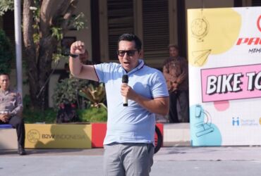 Pj Wali kota saat mengajak siswa-siswi SMPN 2 kota Mojokerto untuk naik sepeda ke sekolah.(Dokumen Kominfo)