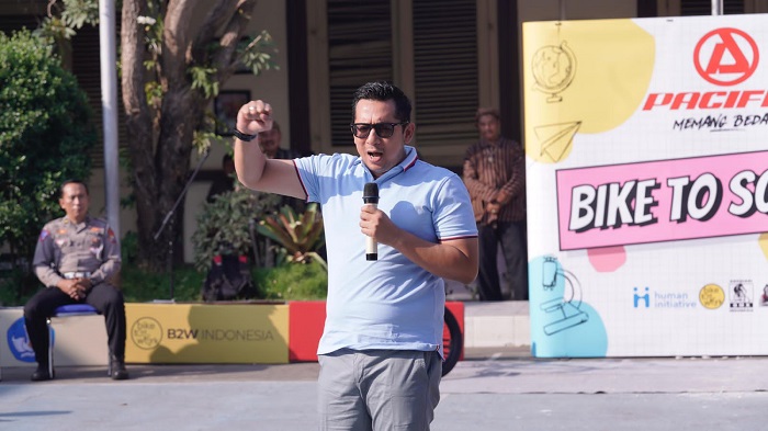 Pj Wali kota saat mengajak siswa-siswi SMPN 2 kota Mojokerto untuk naik sepeda ke sekolah.(Dokumen Kominfo)