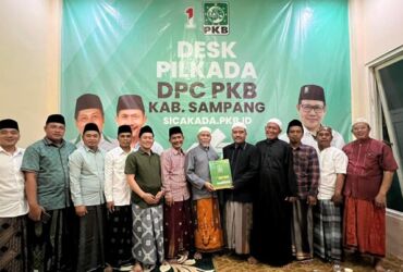 Bajo Koko KH. Ainur Rofiq Ketua Dewan Syuro DPC PKB Sampang Menyerahkan SK Kepada KH. Nur Holis Sebagai Ketua Disk Pilkada (blok-a.com/Yusuf)