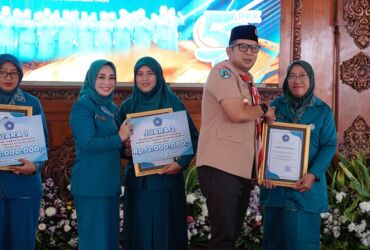 Pj Wali Kota Mojokerto memberikan hadiah penghargaan kepada pemenang lomba Vlog PKK tingkat Nasional.(Dokumen Kominfo)