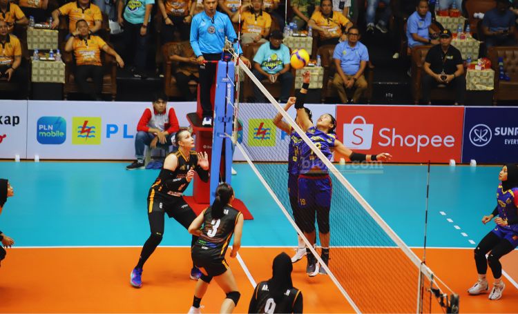 Pertandingan seru antara Popsivo Polwan dan Jakarta PLN Elektrik di Proliga Voli 2024. (blok-a.com/ivan)