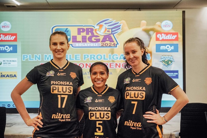 Kapten Tim GPPI, Mediol Stiovanny Yoko,(dua dari kanan) bersama pemain GPPI, Bogdana Anisova (paling kanan) dan Polina Rahimova (paling kiri) usai press conference Proliga 2024 di Petrokimia Gresik.