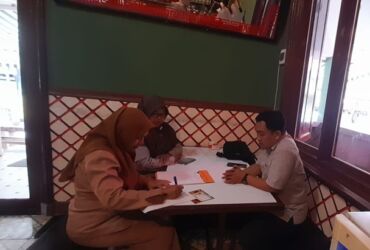 Tim petugas PUSPA INDAH datangi pelaku usaha untuk pendataan.(dok. Kominfo Kota Mojokerto)