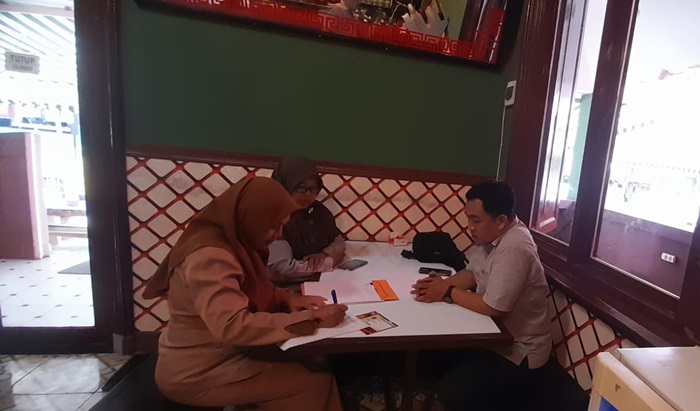 Tim petugas PUSPA INDAH datangi pelaku usaha untuk pendataan.(dok. Kominfo Kota Mojokerto)