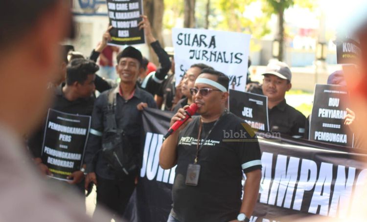 Ketua PWRI Sampang H. Moh. Yusuf saat menyampaikan orasinya dalam unjuk rasa penolakan RUU Penyiaran.(blok-a.com)