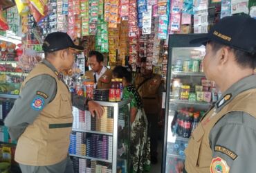 Razia rokok ilegal di salah satu warung wilayah Mojosari, Mojokerto.(Dokumen Satpol-PP)