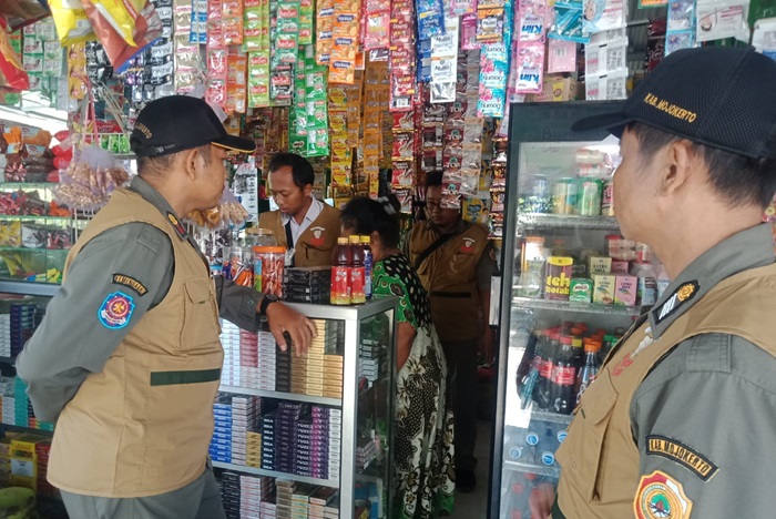 Razia rokok ilegal di salah satu warung wilayah Mojosari, Mojokerto.(Dokumen Satpol-PP)