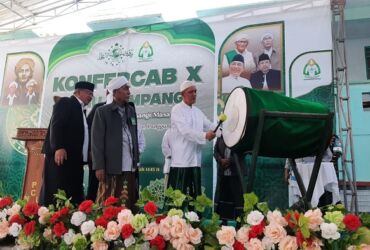 Rois Syuriah PBNU KH. Imam Buchori Cholil Telah Memukul Beduk (blok-a.com/Yusuf)