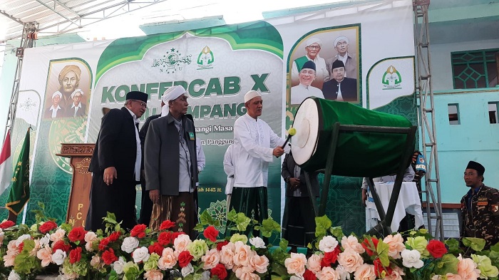 Rois Syuriah PBNU KH. Imam Buchori Cholil Telah Memukul Beduk (blok-a.com/Yusuf)