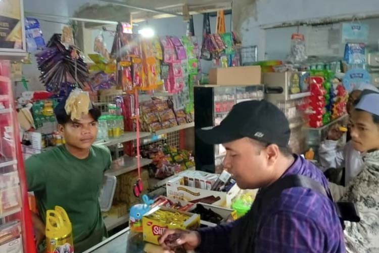 Satpol PP Pamekasan sosialisasi larangan peredaran rokok illegal di Kecamatan Palengaan dan Pegantenan, Pamekasan (blok-a.com)