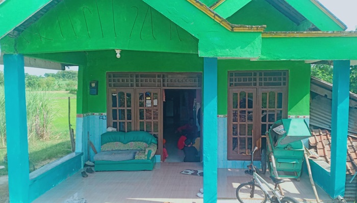 Rumah Tasir Dusun Sungai Geneng, Desa Pelang, Kecamatan Kembangbahu, Lamongan yang disatroni maling.