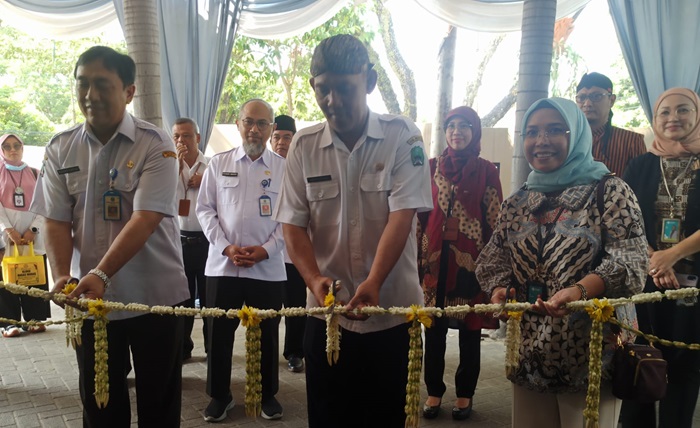 Pj Bupati Magetan didampingi Dirut RSUD dr Sayidiman saat prosesi pemotongan pita