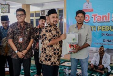 Bupati Gresik Gus Yani serahkan bantuan sembako sebagai bakti peduli nelayan berdaulat.