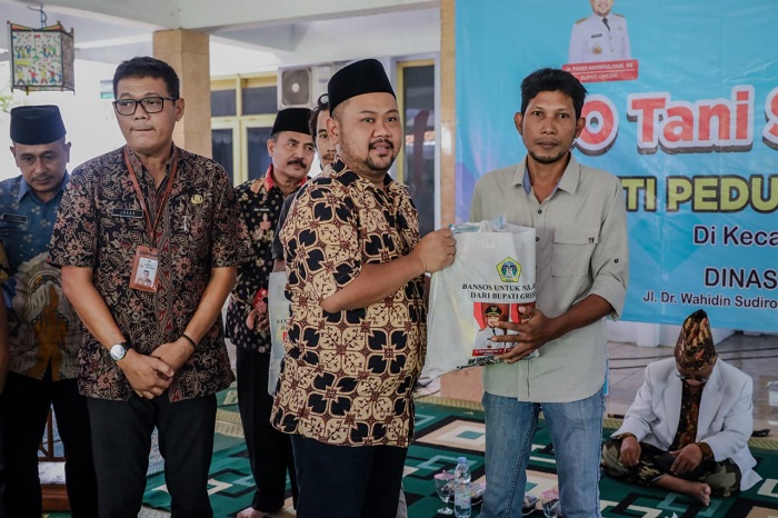Bupati Gresik Gus Yani serahkan bantuan sembako sebagai bakti peduli nelayan berdaulat.