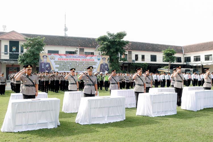 Kapolres Jombang memimpin Sertijab di lingkungan Polres Jombang. (dok: Polres Jombang)