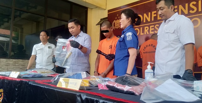 Tersangka yang tega menyetubuhi menantu tirinya saat di Polres Mojokerto.(blok-a.com/Syahrul Wijaya)
