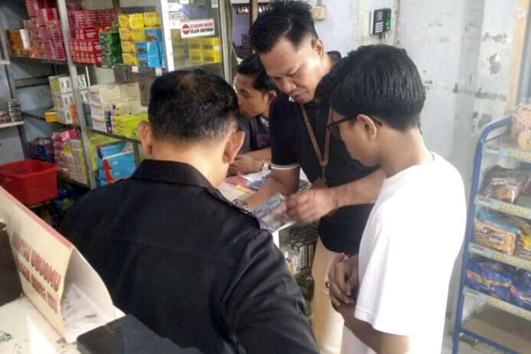 Satpol PP lakukan giat sosialisasi larangan peredaran rokok illegal di wilayah Kabupaten Pamekasan (blok-a.com)