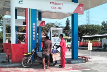 Pembelian BBM subsidi di di SPBU 55.621.27 Brangkal, Kecamatan Kepohbaru, Kabupaten Bojonegoro menggunakan jeriken. (dpk. blok-a.com)