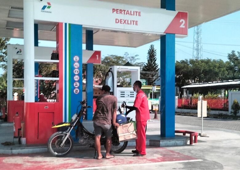 Pembelian BBM subsidi di di SPBU 55.621.27 Brangkal, Kecamatan Kepohbaru, Kabupaten Bojonegoro menggunakan jeriken. (dpk. blok-a.com)