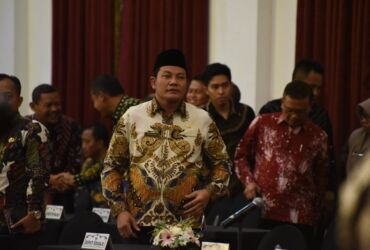 Wakil Bupati Sidoarjo, Haji Subandi SH, saat hadiri acara hight level meeting di Gedung Grahadi.