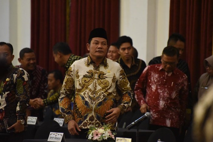 Wakil Bupati Sidoarjo, Haji Subandi SH, saat hadiri acara hight level meeting di Gedung Grahadi.