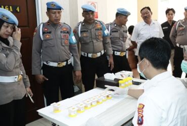 Propam Polda Jatim melakukan tes urin personel Polres Gresik.