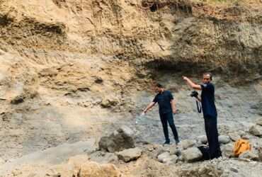 Petugas kepolisian dan INAFIS datang ke lokasi tambang.(dok. Polsek Kutorejo)