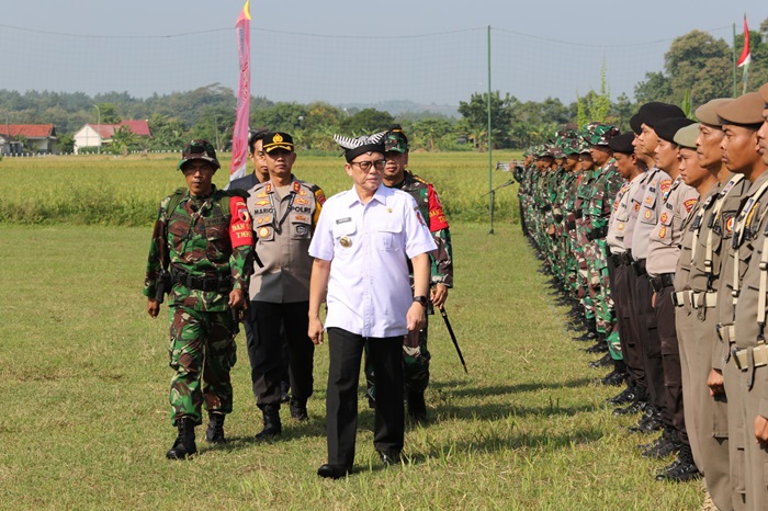 Pj Bupati Bojonegoro Adriyanto memimpin upacara pembukaan TMMD di lapangan Desa Napis, Rabu (8/5/2024).