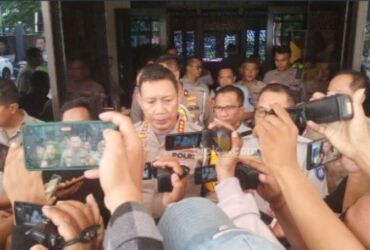 Dirlantas Polda Jatim Kombes Pol Komarudin saat mengungkap fakta kecelakaan bus Bimario.(blok-a.com/Syahrul Wijaya)