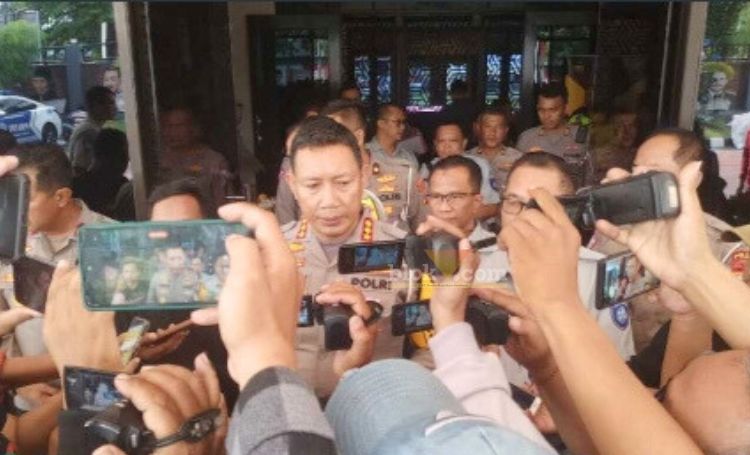 Dirlantas Polda Jatim Kombes Pol Komarudin saat mengungkap fakta kecelakaan bus Bimario.(blok-a.com/Syahrul Wijaya)