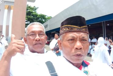 Mbah Lono (berkopyah) saat mengikuti manasik haji. (dok. pribadi for blok-a.com)