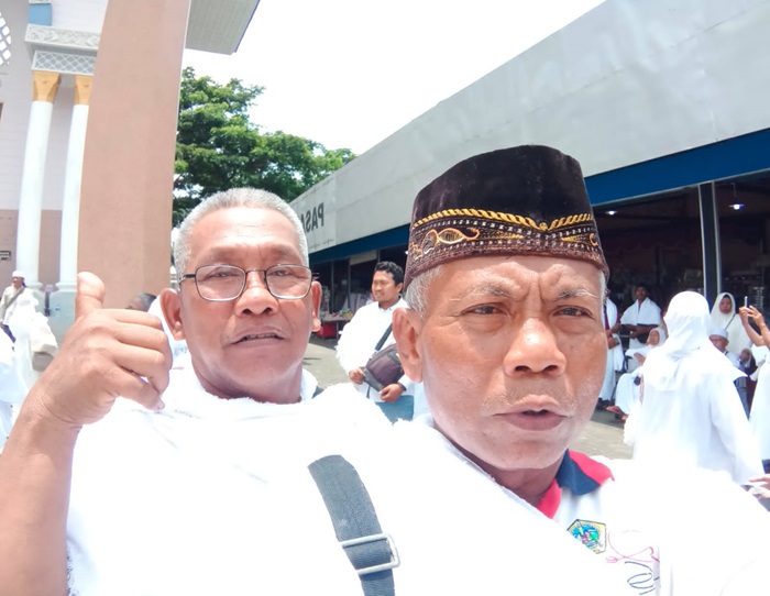 Mbah Lono (berkopyah) saat mengikuti manasik haji. (dok. pribadi for blok-a.com)