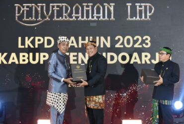 Wakil Bupati Sidoarjo, Haji Subandi SH mewakili Bupati Sidoarjo Ahmad Muhdlor Ali saat menerima penyerahan opini WTP LKPD 2023 dari BPK perwakilan Provinsi Jawa Timur.