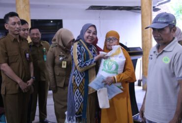 dr Sriatun, Plt TP PKK Kabupaten Sidoarjo saat menghadiri penyaluran bantuan pangan non tunai (BPNT).