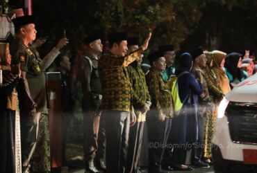 Plt Bupati Sidoarjo, Subandi saat melepas kloter terakhir CJH Sidoarjo, di Pendapa Delta Wibawa Sidoarjo.