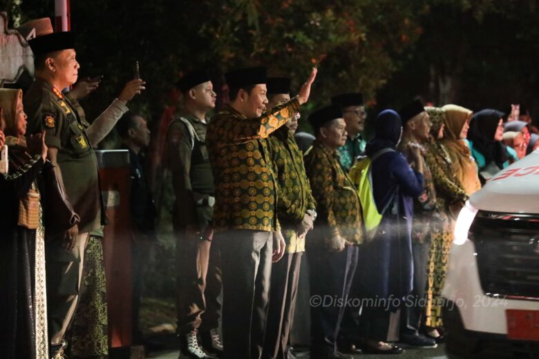 Plt Bupati Sidoarjo, Subandi saat melepas kloter terakhir CJH Sidoarjo, di Pendapa Delta Wibawa Sidoarjo.